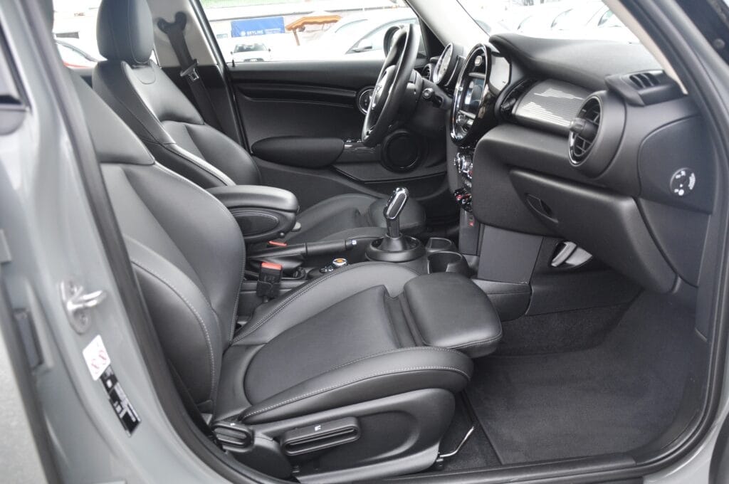 Mini Cooper Automatic 5 Locuri - 2020 - Levis Automobile