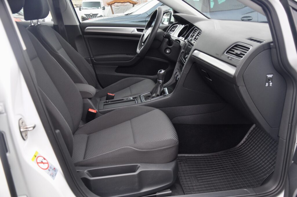 Volkswagen Golf 7 Hatchback - 2019 - Levis Automobile